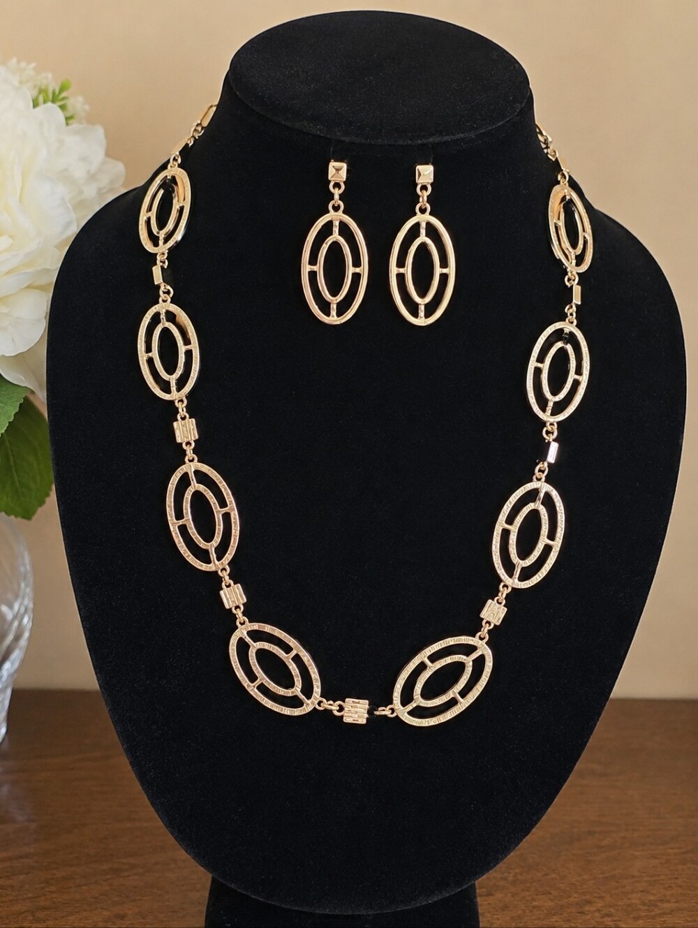 Gloria Vanderbilt Gold Tone Oval Link Necklace & Earrings Set NWT